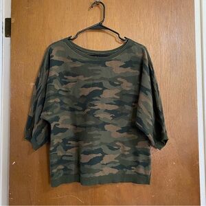 Size L camo New York & Company sweater shirt